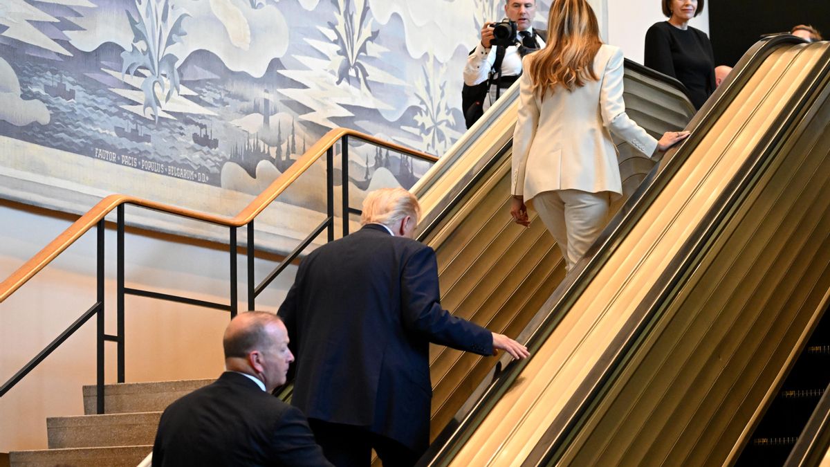 El presidente de EEUU, Donald Trump, y la primera dama, Melania Trump, suben por una escalera mecánica a su llegada a la Asamblea General de la ONU, el 23 de septiembre de 2025.