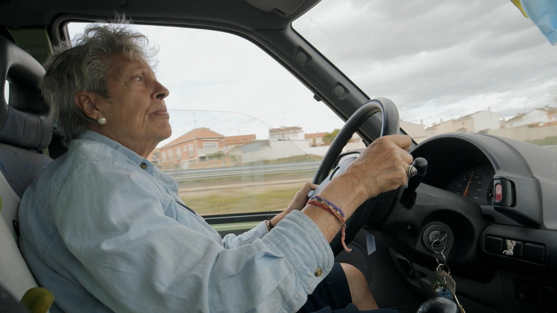 Carmen Gil, de 86 años, conduce su coche durante una escena del documental 'Señor llévame pronto'