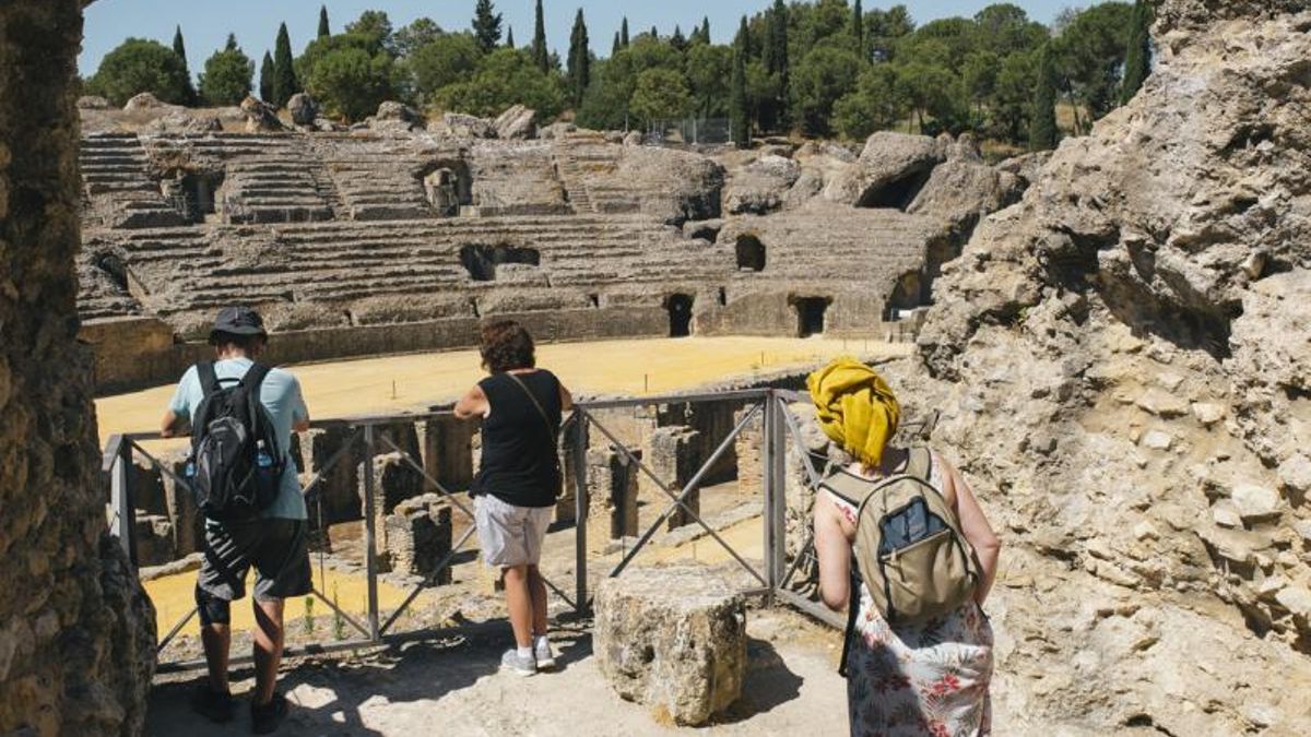Recorriendo los antiguos accesos al anfiteatro de Itálica.