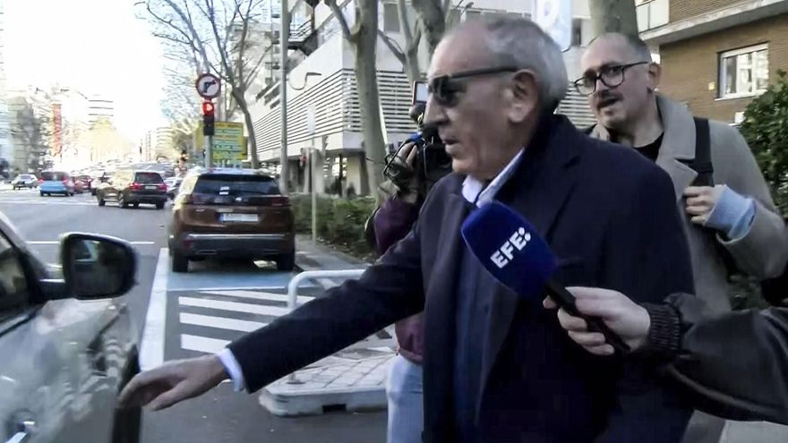 Momento de la salida este jueves de su domicilio en Madrid del exdirector adjunto operativo (DAO) de la Policía Nacional, José Ángel González Jiménez. EFE