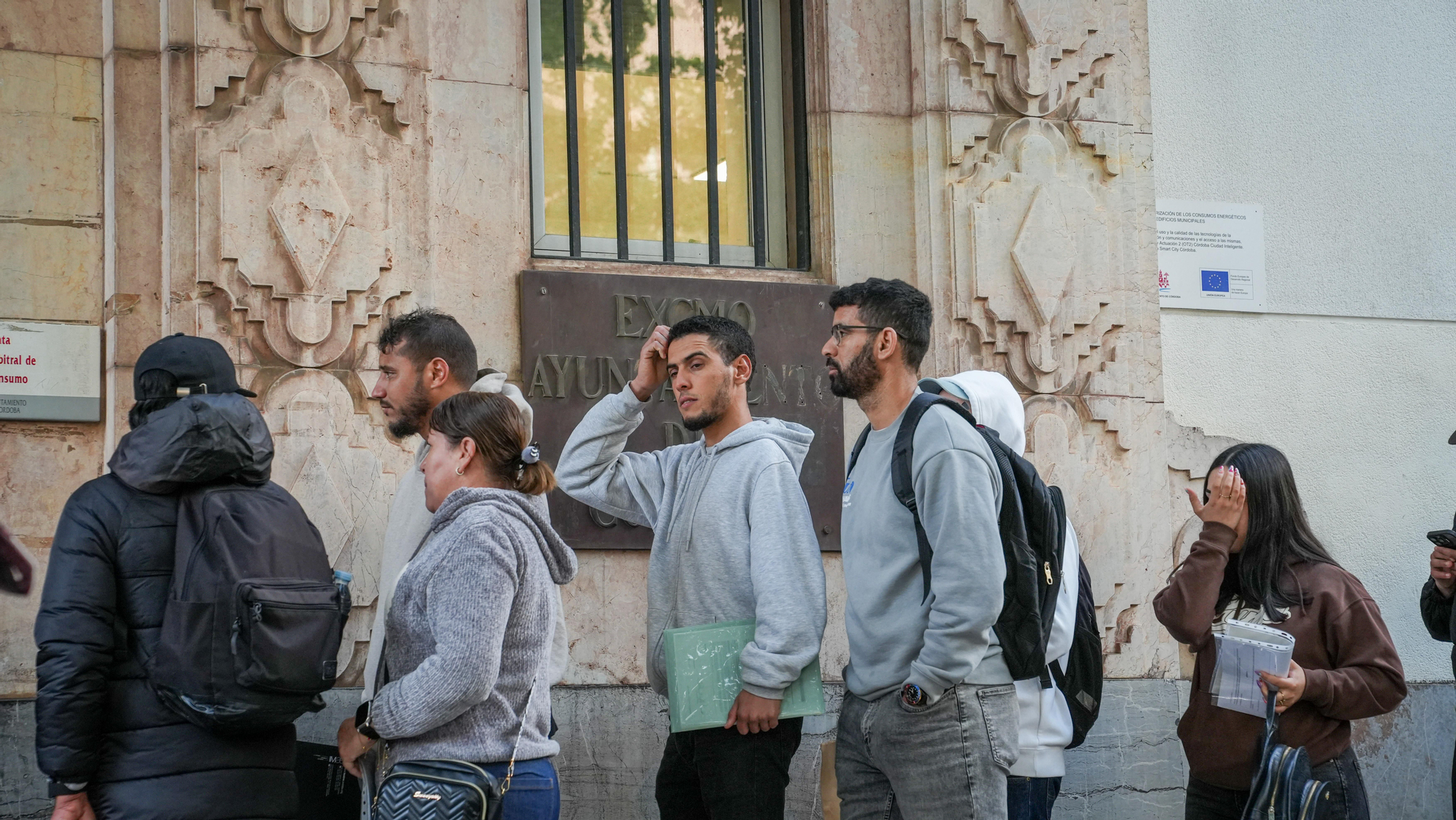 Largas colas de personas migrantes durante la atención presencial para su regularización