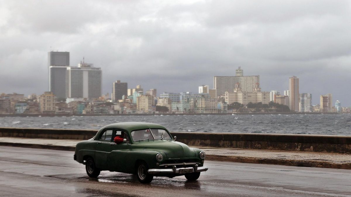 Fotografía que muestra un vehículo transitando por el malecón este domingo, en La Habana (Cuba)
