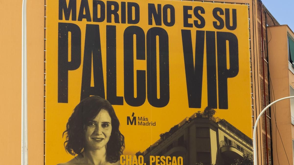 Una lona de Más Madrid en Carabanchel con vistas al "aticazo" de Ayuso proclama que la ciudad "no es un palco VIP"