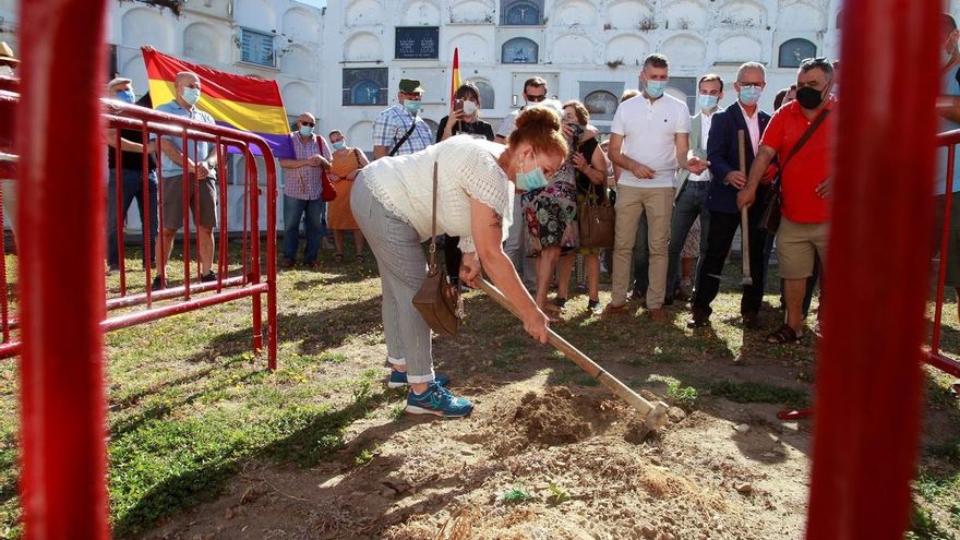 La nieta de una victima de los represaliados del franquismo ha comenzado hoy miércoles, de manera simbólica, la excavación para la exhumación de estos cuerpos hoy en el cementerio municipal de Jimena de la Frontera(Cádiz), coordinado por el Servicio de Memoria Democrática de la Diputación de Cádiz. Esta primera fase de los trabajos se centrará sobre una superficie de 200 metros cuadrados donde se estima la posible presencia de varias fosas dispersas con unos cuarenta cuerpos. /EFE/A.Carrasco Ragel.