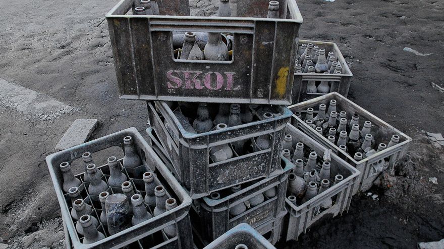 Entre los objetos que los vecinos dejaron atrás hay cajas con cascos vacíos de cerveza.