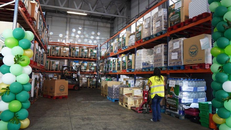 Banco de Alimentos con productos recogidos durante el Telemaratón Solidario de Mírame Televisión Canarias