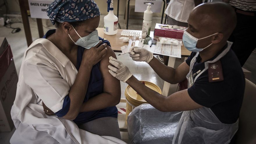 Un trabajador sanitario recibe la vacuna Johnson & Johnson Covid-19 en el hospital gubernamental de Klerksdorp, Sudáfrica,