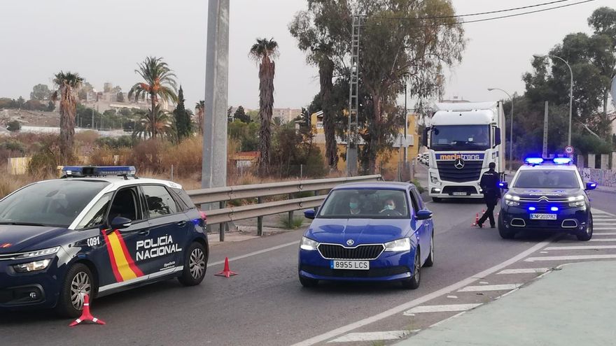Un control de la Policían Nacional en Alicante para vigilar el cierre perimetral de la ciudad.