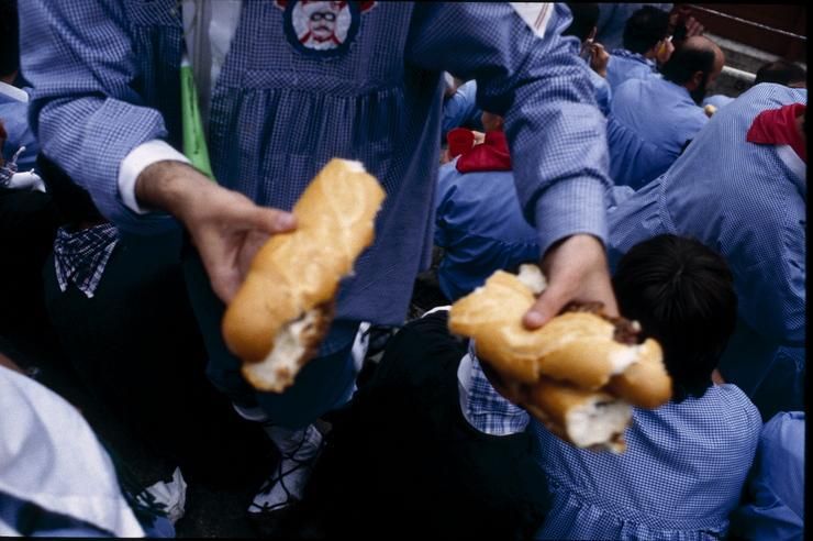 Blusas reparten bocadillos para merendar en una corrida de 1998