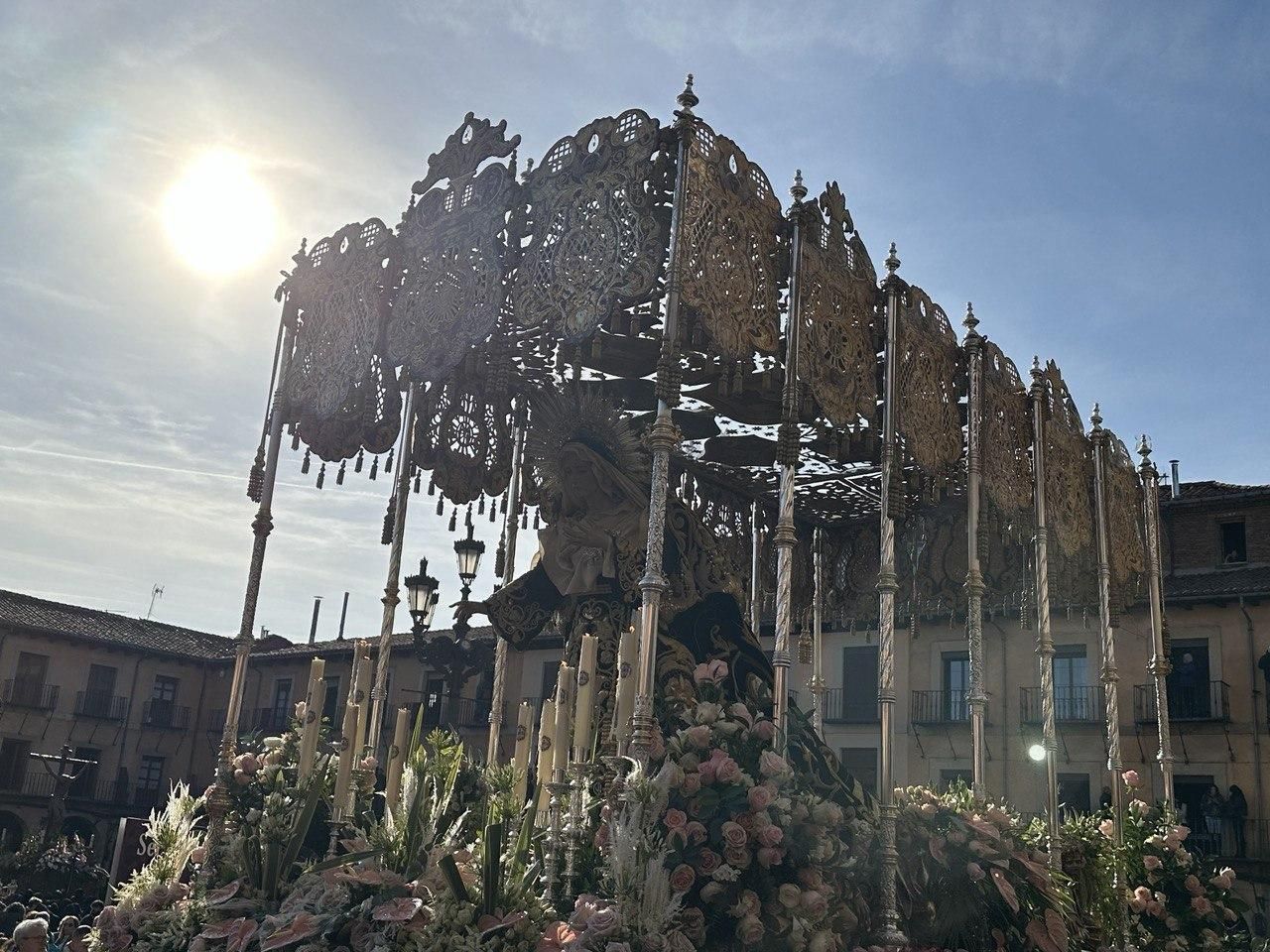 El Encuentro de León recupera la tradición ante los pasos en la Plaza Mayor, en imágenes