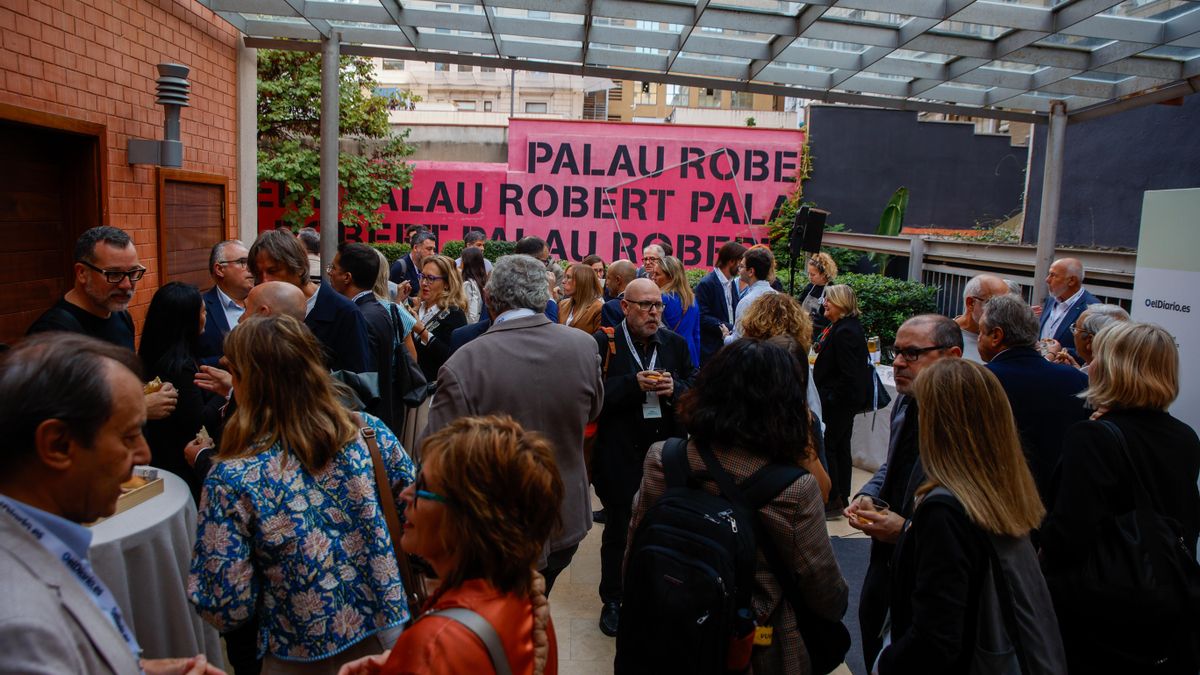 Los asistentes disfrutando de un cóctel mientras comparten ideas sobre la jornada