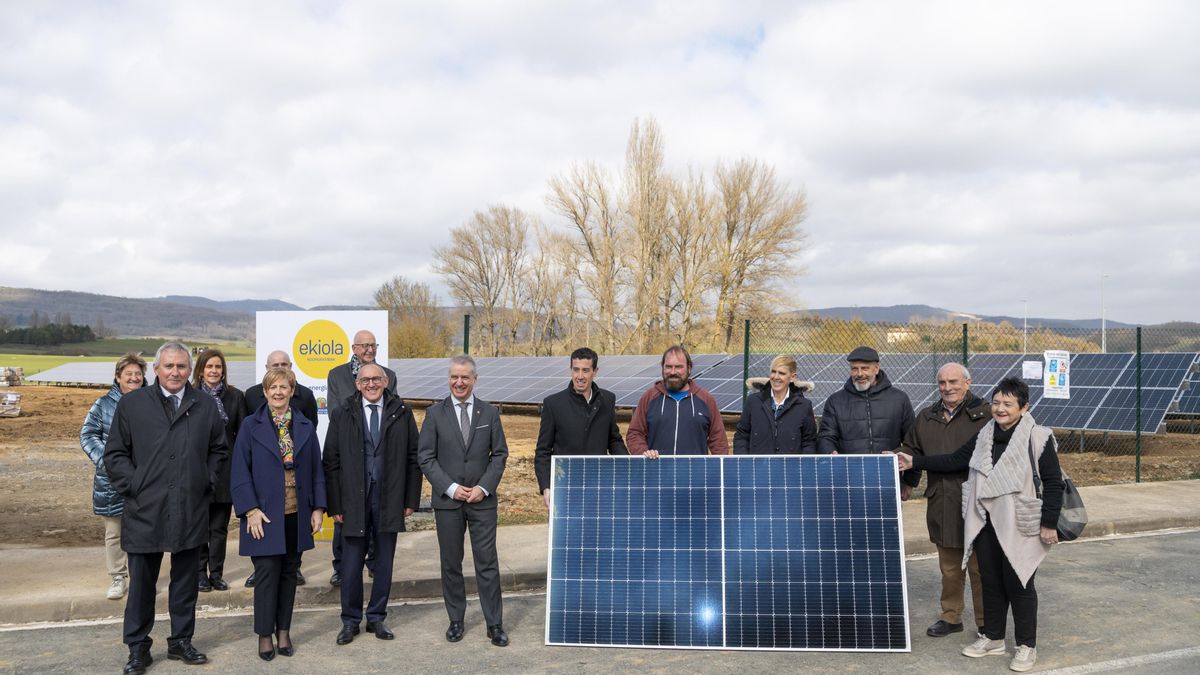 El lehendakari, Iñigo Urkullu, la consejera Arantxa Tapia, el diputado general de Álava, Ramiro González, el alcalde de Arraia-Maeztu Anartz Gorrotxategi y el presidente de la Corporación Mondragón Iñigo Ucín, durante la visita a las obras del parque solar fotovoltaico este lunes