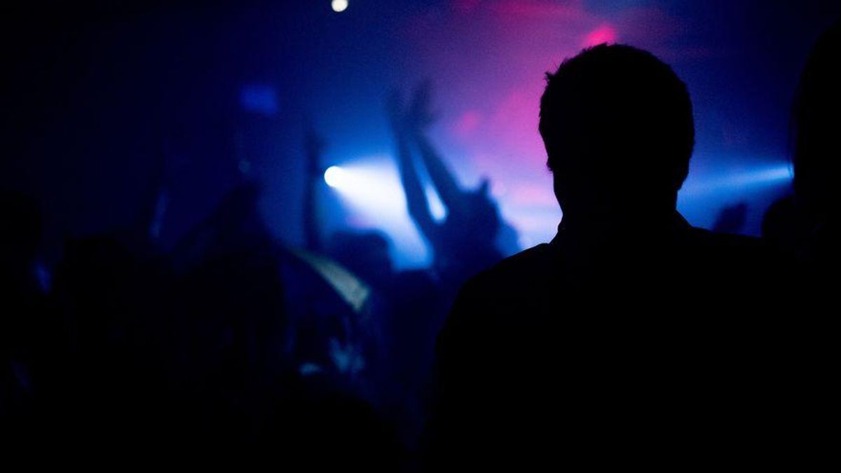 Imagen de archivo de una persona en una discoteca.