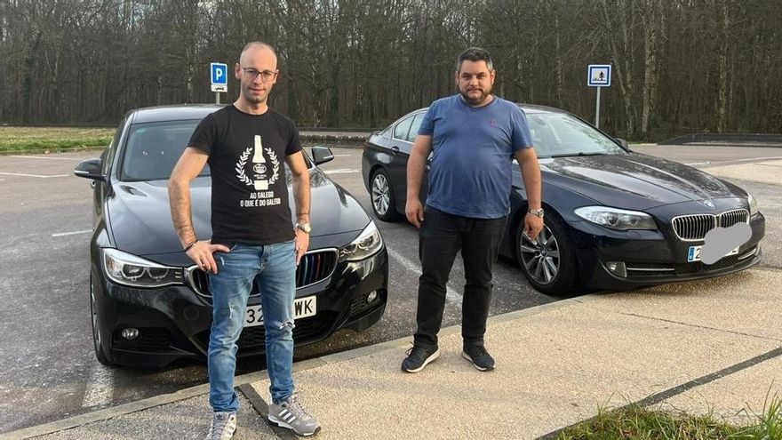 Paulo Ribeiro (izquierda) y Héctor Pérez mientras viajaban a Polonia para traer refugiados ucranianos a España