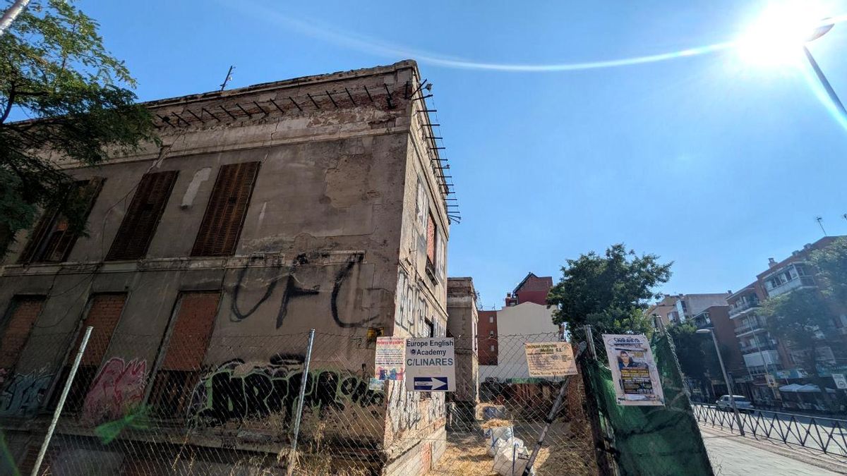 Carteles y anuncios colados en el vallado del palacete, visto desde uno de sus laterales