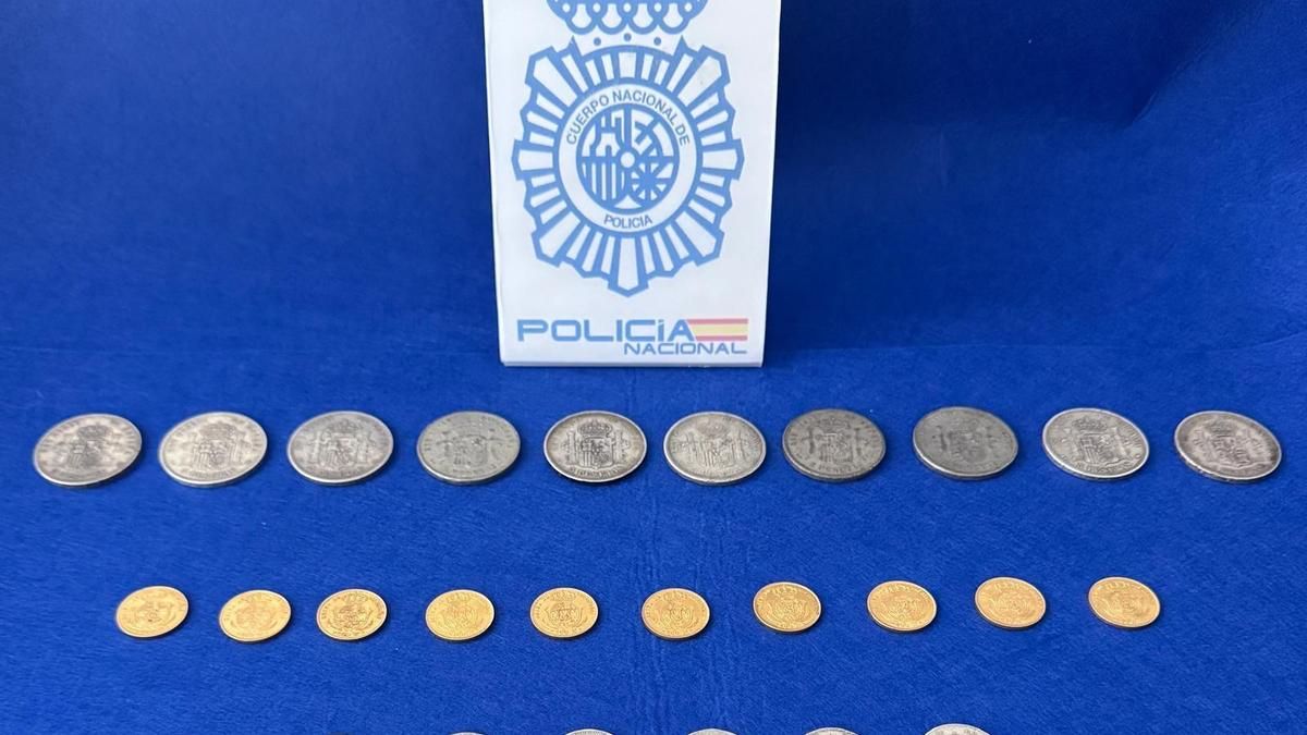 La Policía Nacional detiene en León a un matrimonio por vender para blanquear monedas de oro de tiempos de Isabel II
