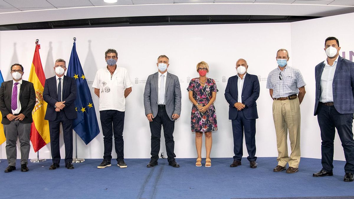 Imagen tomada tras la firma del documento.
