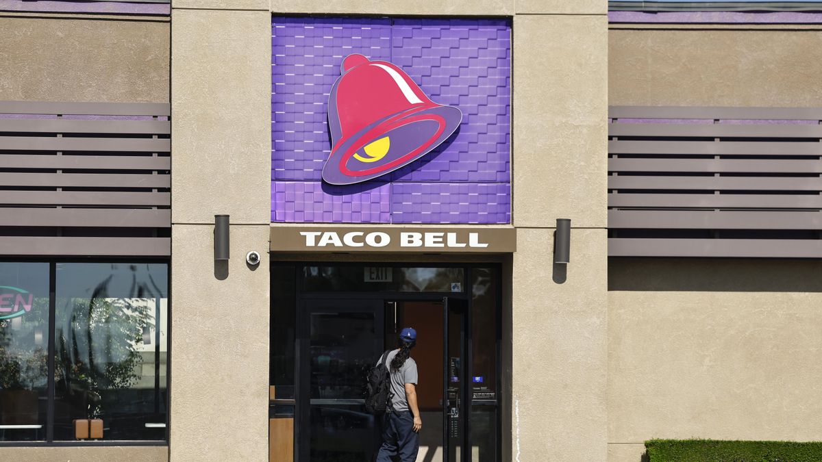 Una cliente entra en un restaurante Taco Bell en Pasadena, California, Estados Unidos, el 14 de julio de 2026