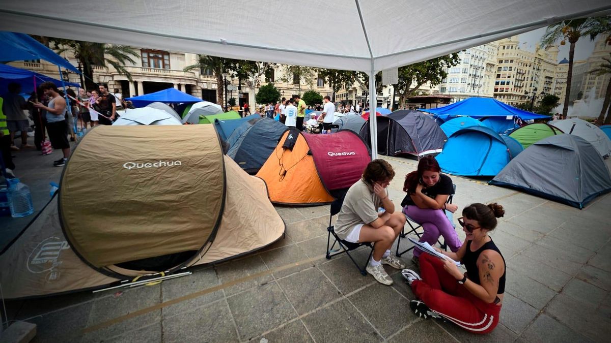 La acampada por la vivienda instalada en la Plaza del Ayuntamiento de València.