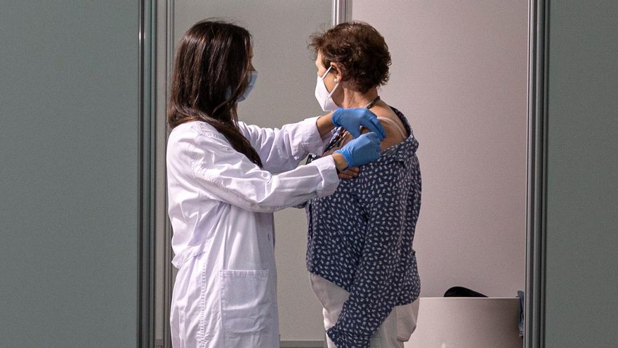 Dos personas reciben la segunda dosis de la vacuna contra la covid-19 de Pfizer en el centro de vacunación masiva instalado en la Ciudad de las Artes y las Ciencias de Valencia. EFE/Biel Aliño