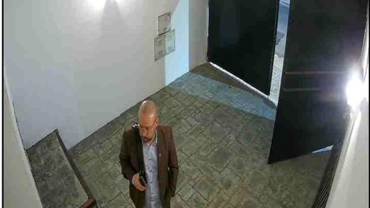 Diego Spagnuolo arriba al domicilio de Miguel Ángel Calvete en Defensa 1364 de la Capital Federal el 13 de agosto a las 19.43. En la mochila habría retirado dinero en efectivo.