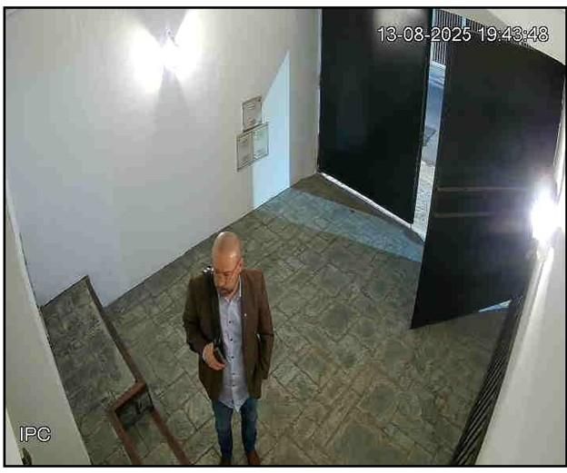 Diego Spagnuolo arriba al domicilio de Miguel Ángel Calvete en Defensa 1364 de la Capital Federal el 13 de agosto a las 19.43. En la mochila habría retirado dinero en efectivo.