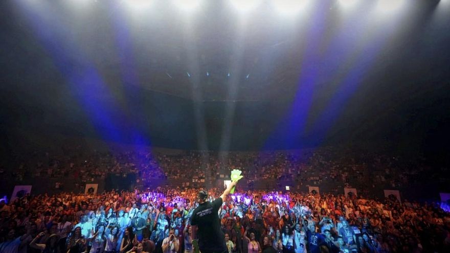 Dentro del macroevento de un gurú del "desarrollo personal y las finanzas": "Se aprovecha de nuestras carencias"