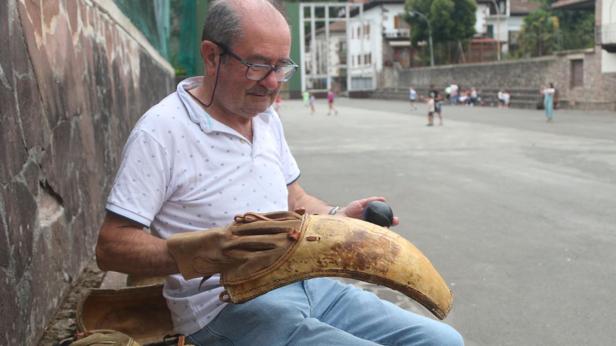 Tribuntzio Arraztoa, miembro de Laxoa elkartea, en la plaza Bear Zana