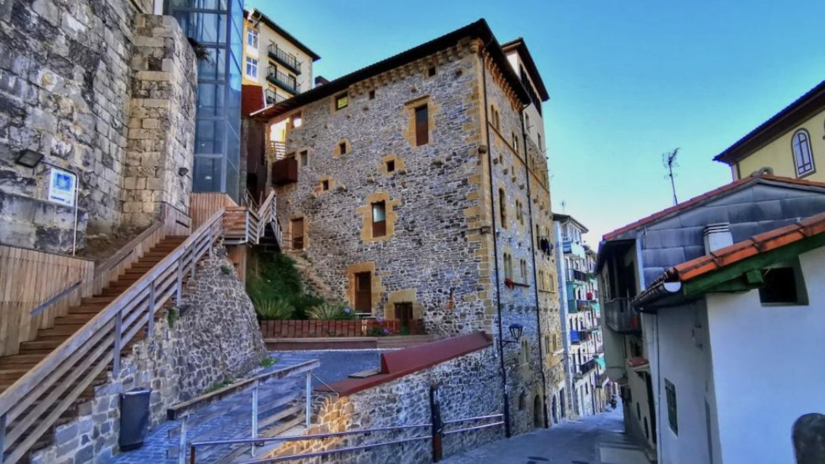 De las pocas construcciones que sobrevivieron al incendio de 1543, es considerada la casa-torre medieval más alta de las conservadas en esta provincia vasca