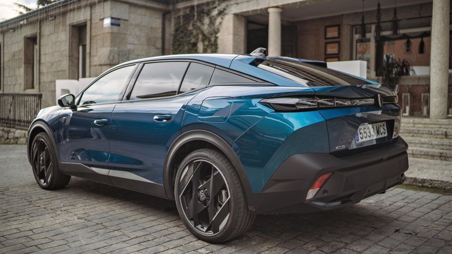 El 408 toma de los SUV una altura libre al suelo superior al de cualquier otro 'segmento C' y la combina con un diseño 'fastback' en el que destaca la caída del techo hacia la zaga.