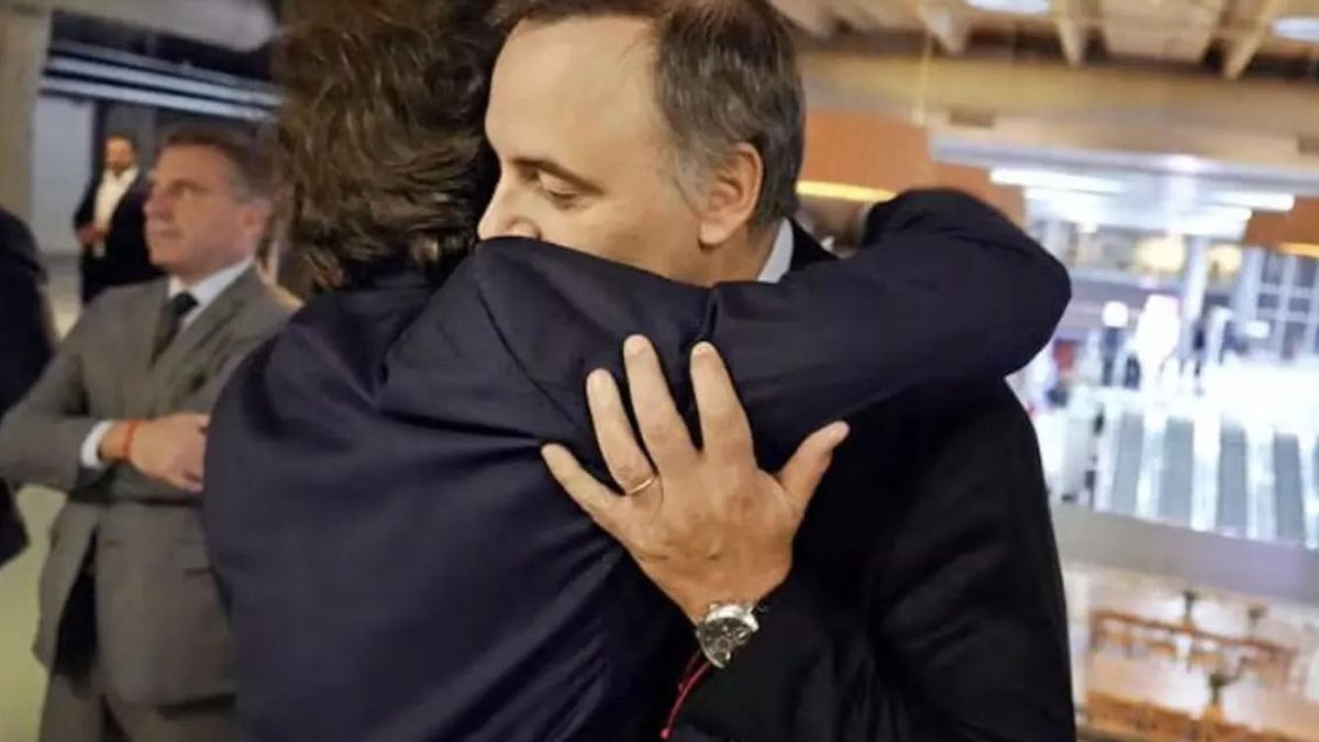 Javier Milei y Manuel Adorni se abrazan en la AmCham.