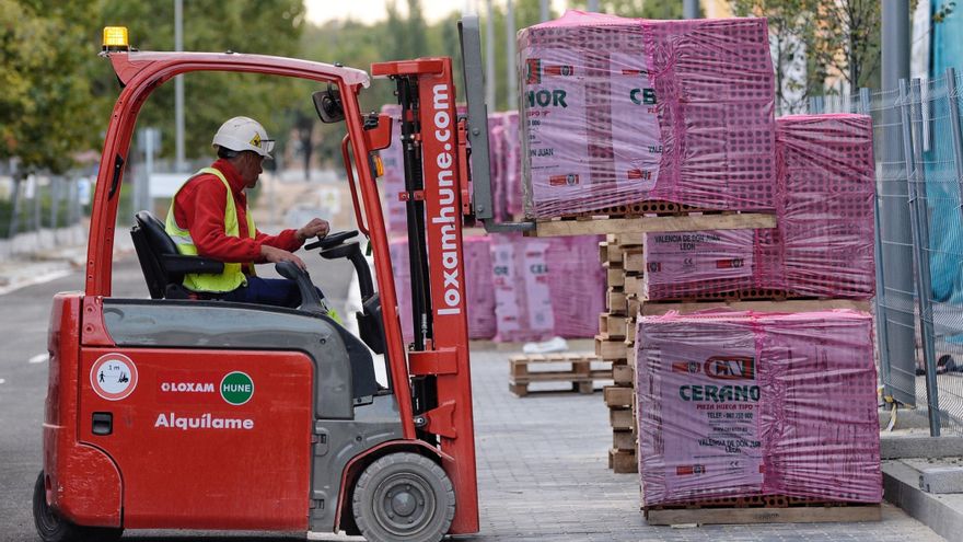 Un carretillero trabaja este lunes en una obra en Valladolid, en el día en el que se han dado a conocer los datos del paro registrado en el mes de septiembre en el que ha habido 76.113 desempleados menos, marcando así el mayor recorte para este mes de la serie histórica. EFE/Nacho Gallego