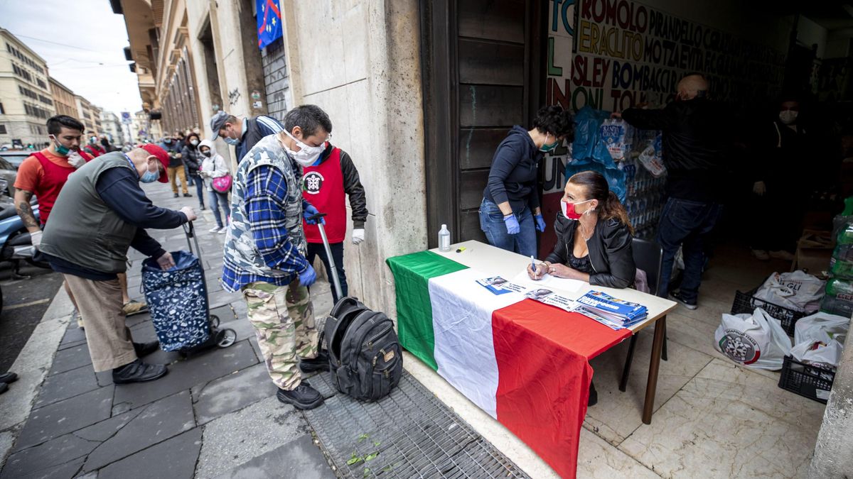 Activistas del movimiento neofascista CasaPound distribuyen productos de primera necesidad frente a su sede en Roma al comienzo de la pandemia de COVID-19, en abril de 2020.