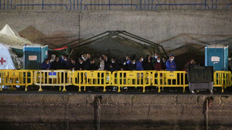 El muelle de Arguineguín alcanza su máximo con 1.352 migrantes albergados