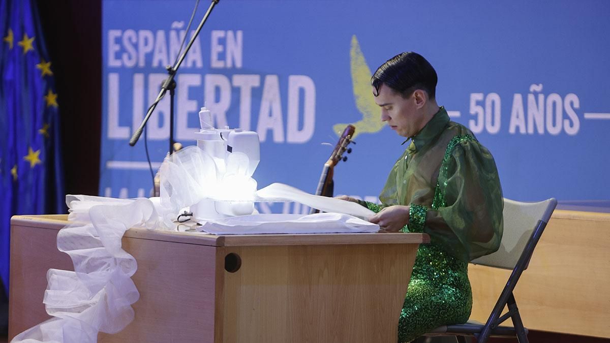 El diseñador José Perea diseña en directo un vestido conmemorativo de los 50 años de libertad