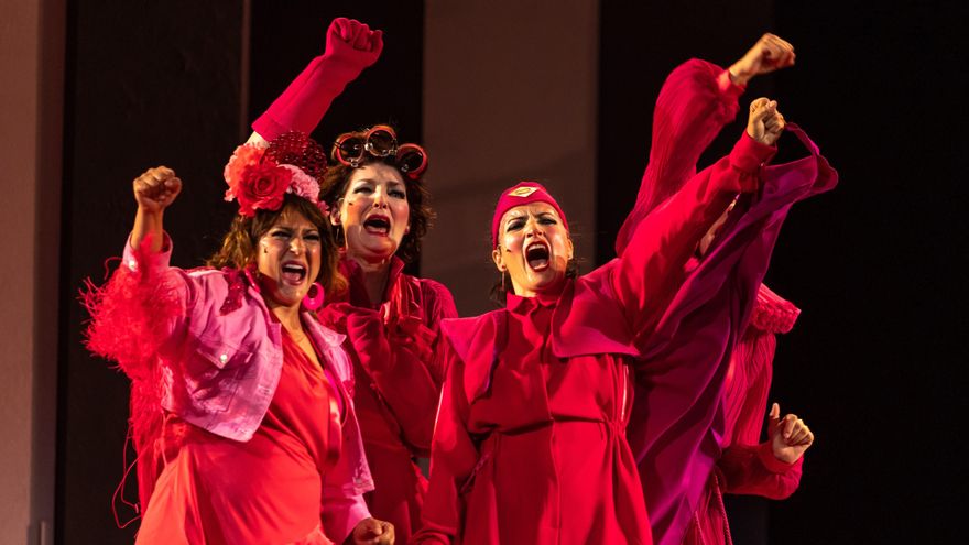 Parte del elenco de 'Las asambleístas', dirigida por José Troncoso