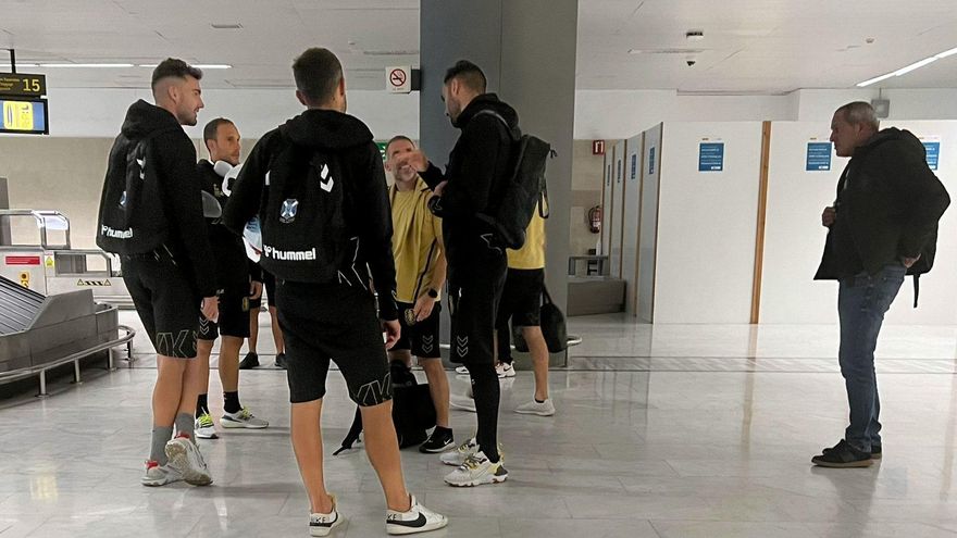Jugadores y técnicos del CD Tenerife, en la zona de llegada del Aeropuerto de Fuerteventura