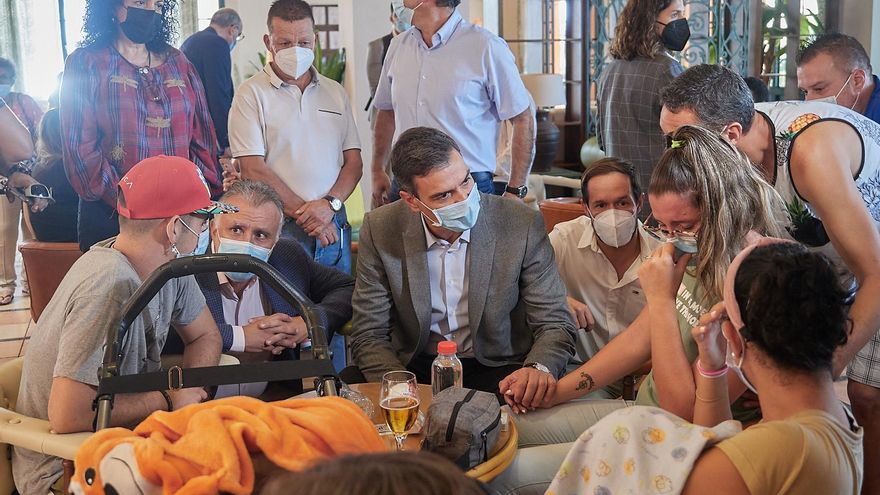 El presidente de Canarias, Ángel Víctor Torres (2i); el presidente del Gobierno, Pedro Sánchez (centro) y el presidente del Cabildo de La Palma, Mariano Hernández Zapata (4d), durante una visita a un hotel en cuyas instalaciones se hospedan personas despl