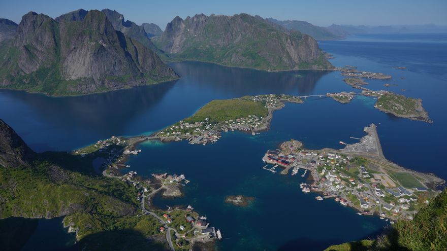 Las islas noruegas donde hay playas de arena blanca, el pueblo con el nombre más corto del mundo y se seca bacalao con un método vikingo de hace 1.000 años