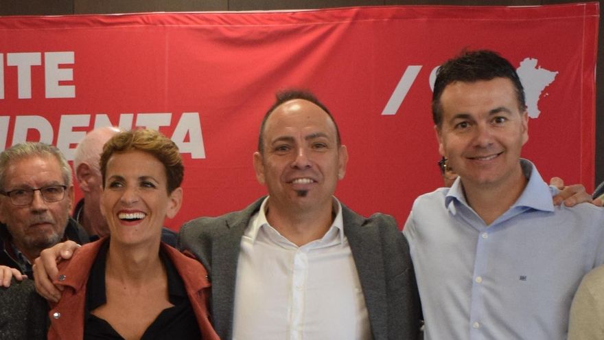 Iván Cacho, en el centro entre la presidenta de Navarra, María Chivite, y el exministro Héctor Gómez, durante un acto de presentación de la campaña para las municipales.