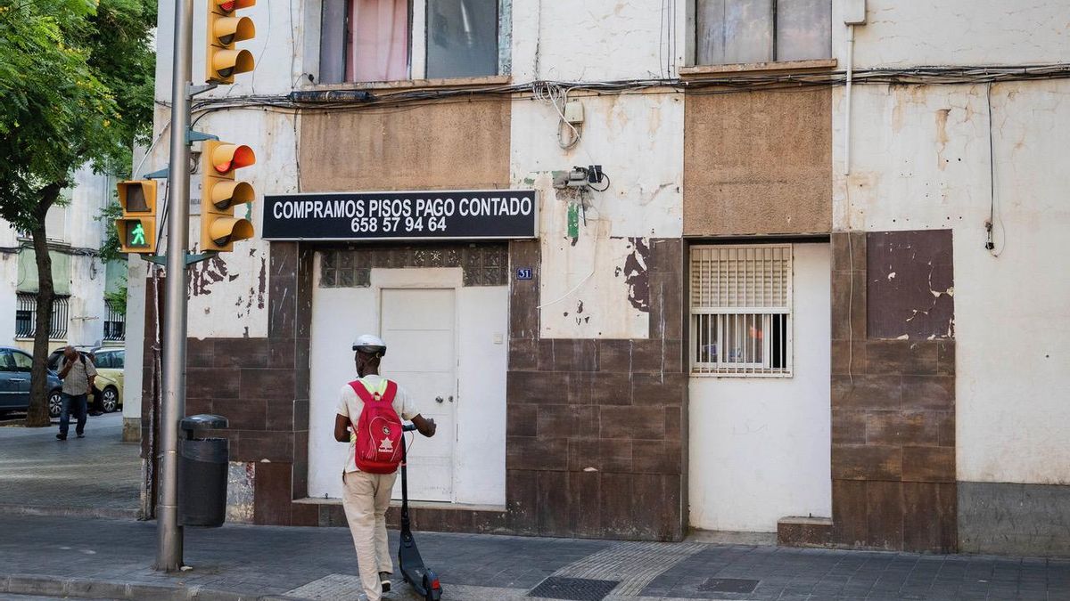 La especulación inmobiliaria se lee en las paredes de este barrio obrero.