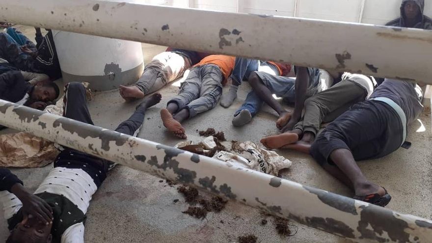 Varios migrantes esperan un puerto seguro en los establos del buque mercante que los ha rescatado