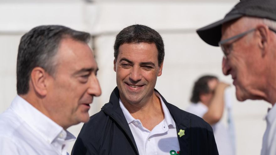 El Lehendakari, Imanol Pradales (c), y el presidente del PNV, Aitor Esteban (i), durante la celebración del 'Alderdi Eguna', a 27 de septiembre de 2026, en Foronda, Álava, País Vasco (España).