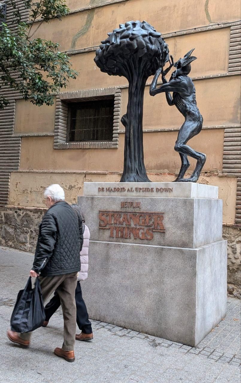 Estatua publicitaria de Netflix colocada este jueves junto a la plaza de Callao