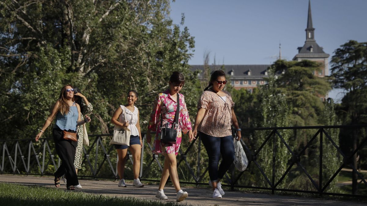 Mujeres pasean por el Parque del Oeste, en Madrid, en imagen de archivo.