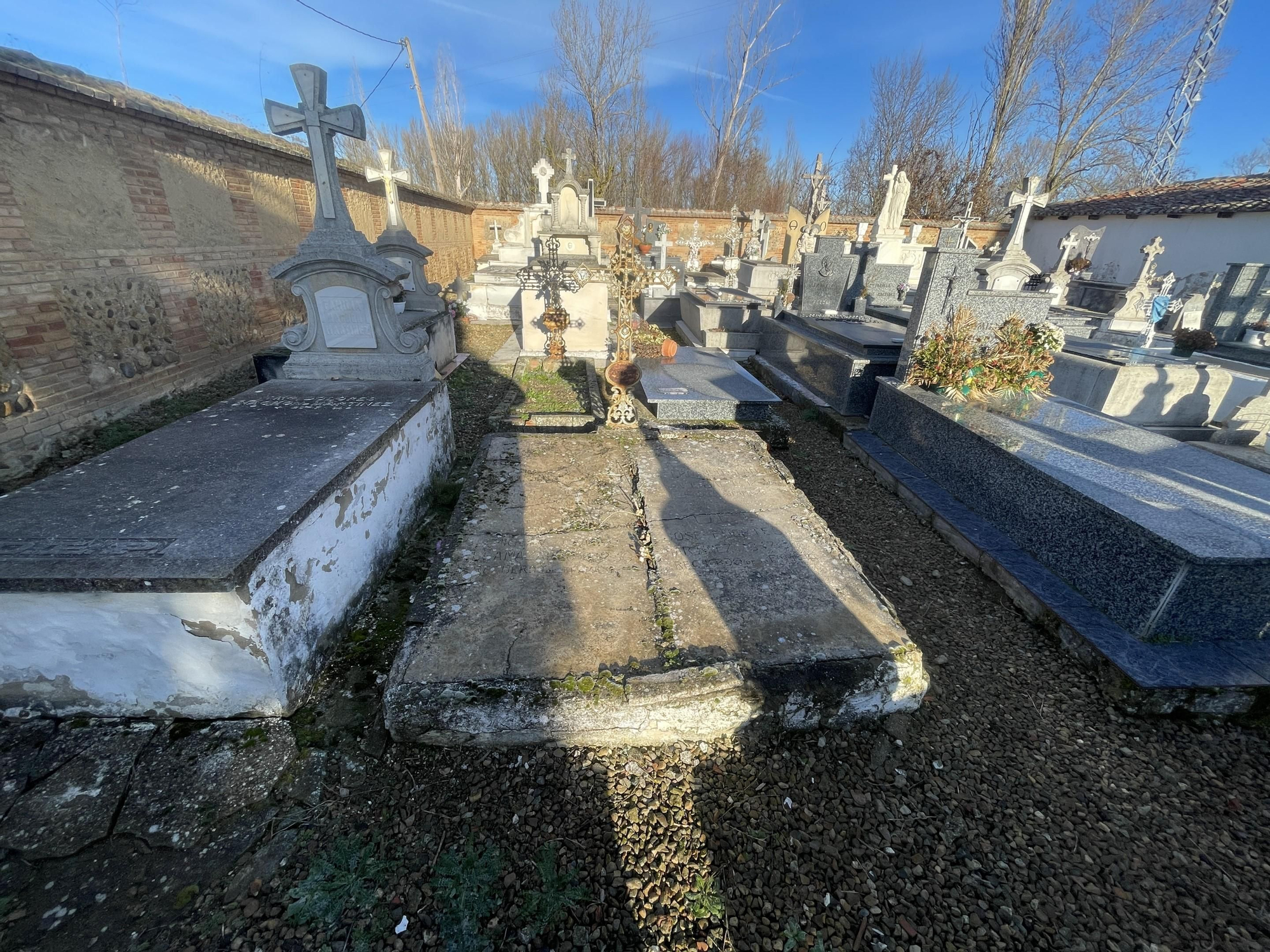 Cementerio viejo de Mansilla. En el centro la losa de cemento sobre la fosa común. A su izquierda el panteón, y a la de este el espacio vacío entre él y el muro del camposanto.