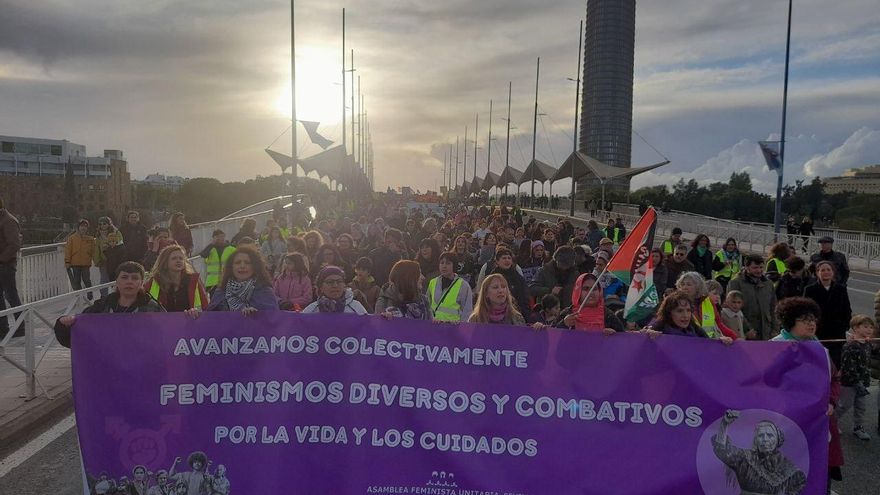 Pancarta de cabecera de la manifestación convocada por AFUS.
