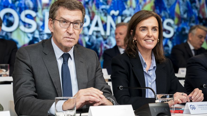 El líder del PP, Alberto Núñez Feijóo, y la vicesecretaria de Organización Territorial del PP, Carmen Fúnez, durante la Junta Directiva Nacional del Partido Popular, en la sede de Génova, a 29 de enero de 2024, en Madrid (España). Durante el encuentro, ha