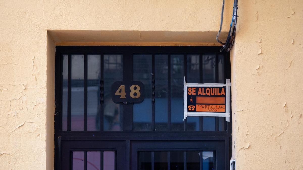 Cartel de alquiler de vivienda, a 11 de mayo de 2026, en Madrid (España)