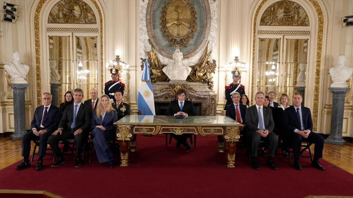 Milei durante la cadena nacional del jueves pasado, rodeado de todo su gabinete.
